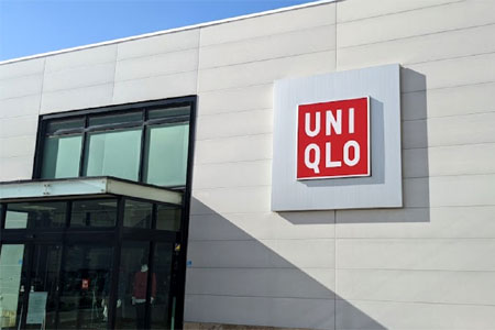 ユニクロ 五所川原エルムの街店玄関前